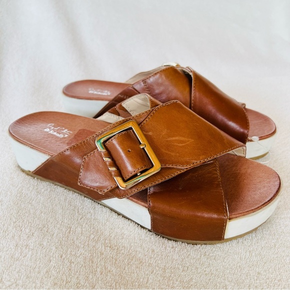 DR SCHOLL’S FLIGHT TAN AND WHITE CRISS CROSS BUCKLE SLIDE SANDALS SIZE 8 NWT - Picture 1 of 9